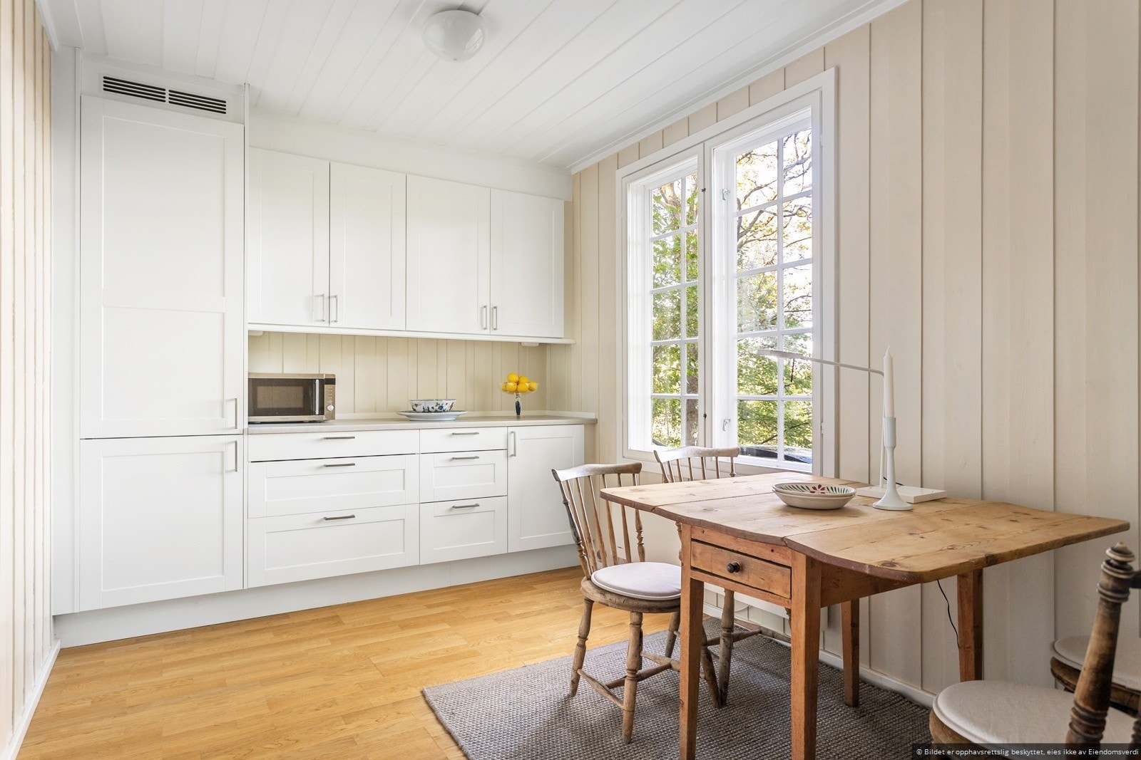 Nyere kjøkkeninnredning med innebyggede hvitevarer. Galleribilde