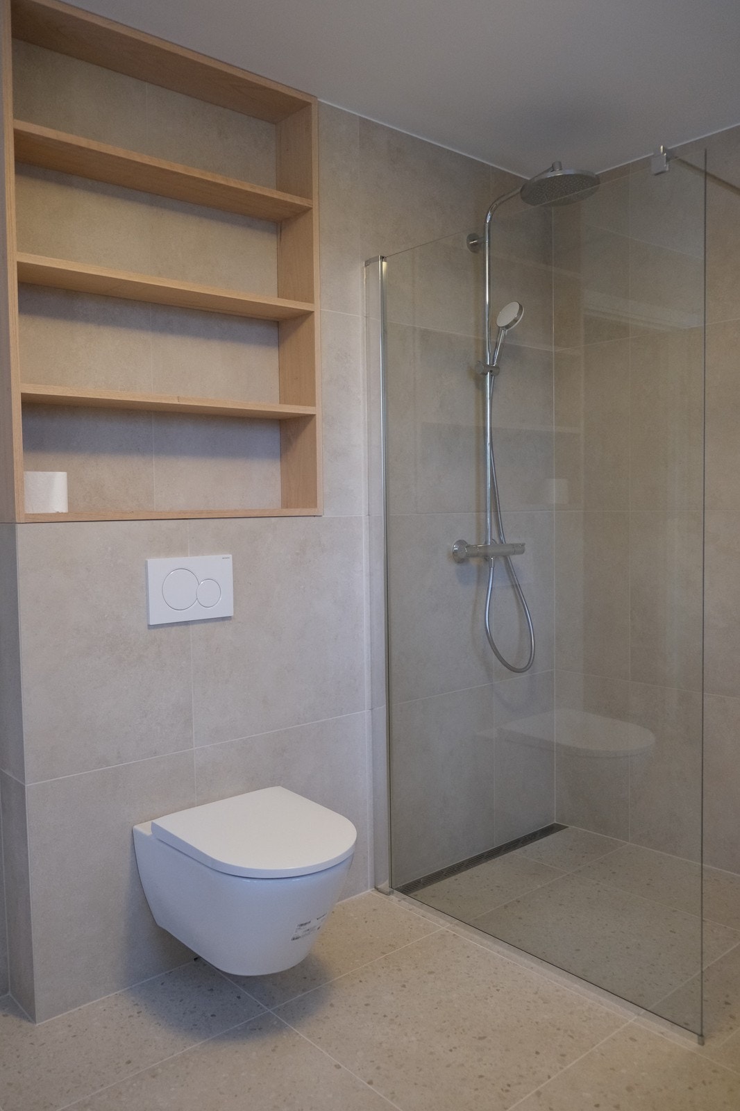 På badet er det dusj, toalett, servant og badekar. Galleribilde