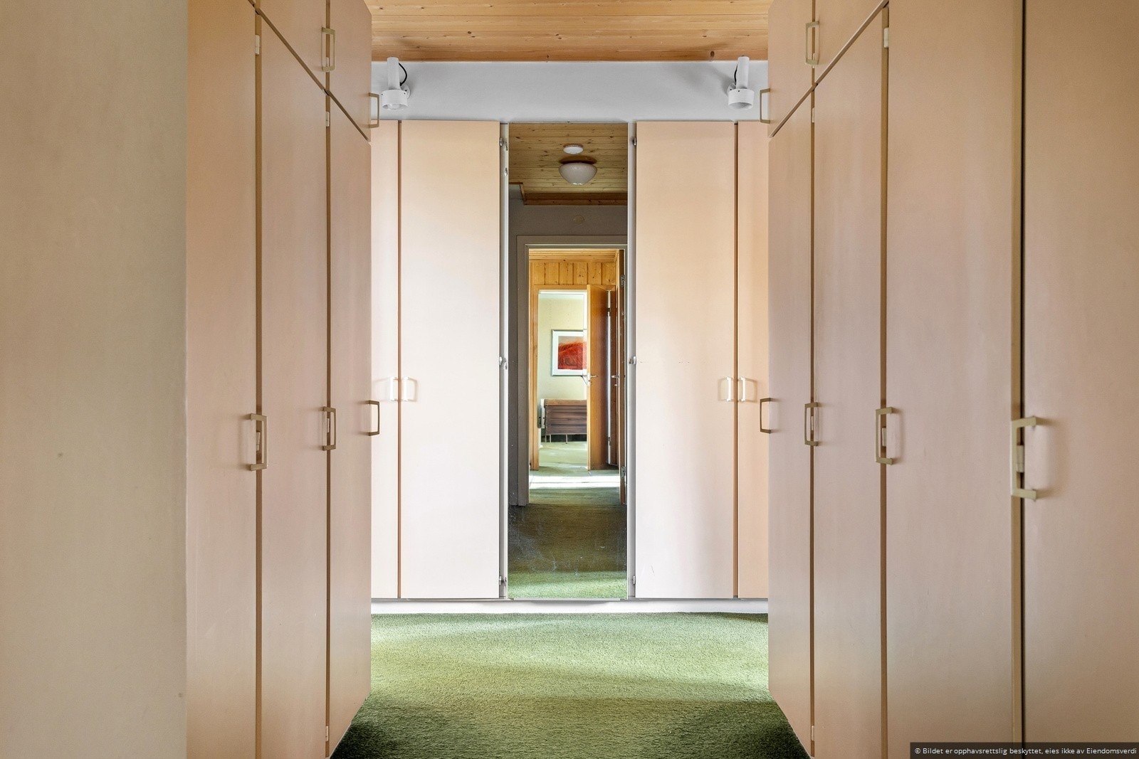 Det er en stor garderobe i 2.etg. Galleribilde