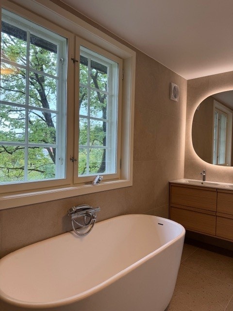 Nyt utsikten mens du nyter et varmt bad. Galleribilde