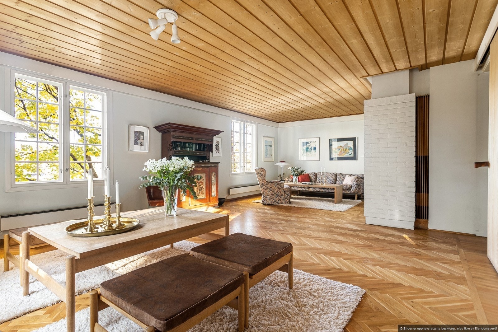 Det er plass til flere soner i den romslige stuen. Galleribilde