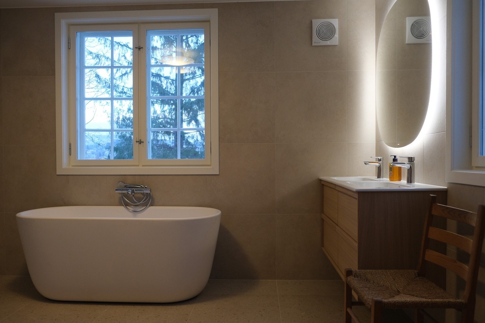 Lekkert nyoppusset bad med badekar. Galleribilde