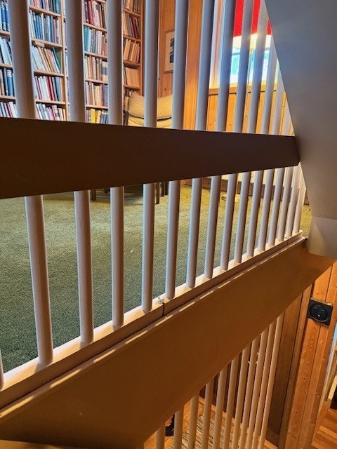 Det er satt inn spilevegg på yttersiden av rekkverket. Galleribilde