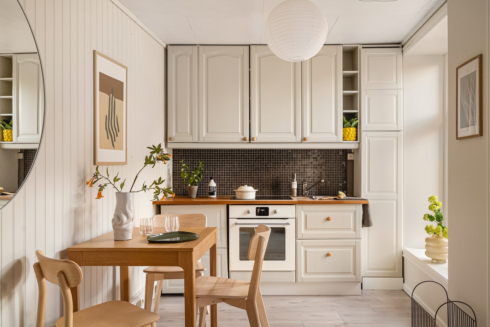 Rommet kan enkelt møbleres med sofa, stuebord og en hyggelig spisegruppe. Galleribilde