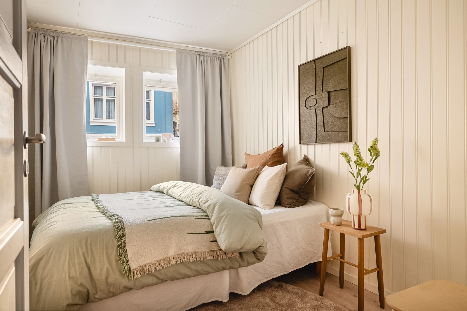 Her har man plass til en dobbeltseng, nattbord og garderobeløsning. Galleribilde