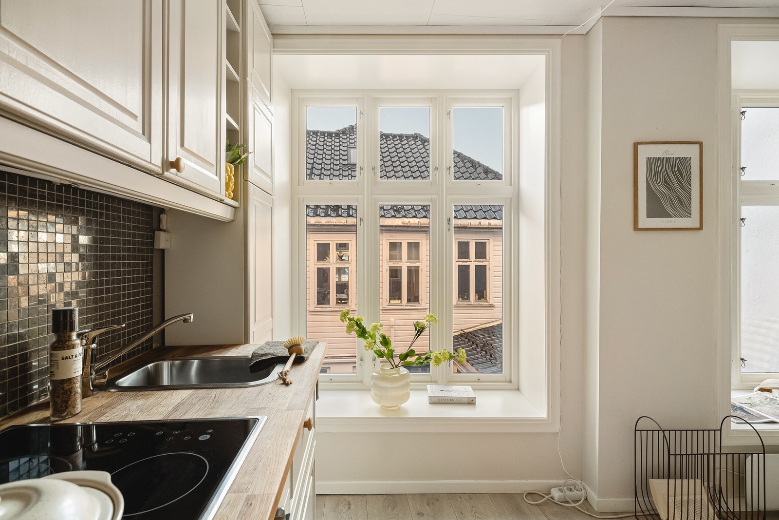 Her møtes du av store vindusflater som gir rikelig med naturlig lysinnslipp - og ikke minst utsikt mot koselige omgivelser. Galleribilde