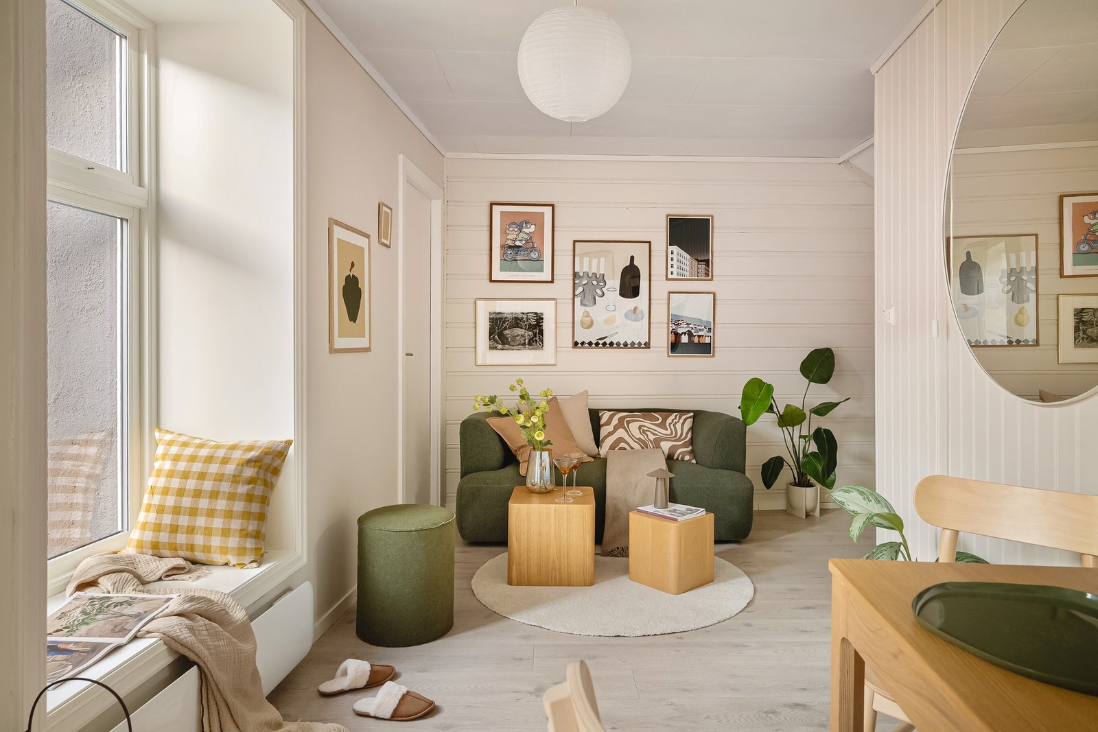 Vi tar turen videre inn til den lyse og åpne stue/kjøkken løsningen på 17,1 kvm. Galleribilde