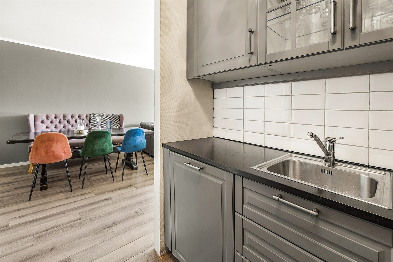 Flislagte felt over benkeplater og lysarmaturer under overskap Galleribilde