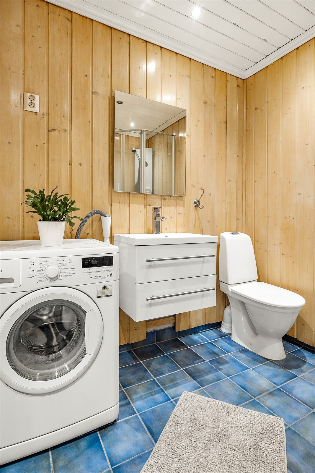 Bad med downlights i tak og gulvvarme Galleribilde