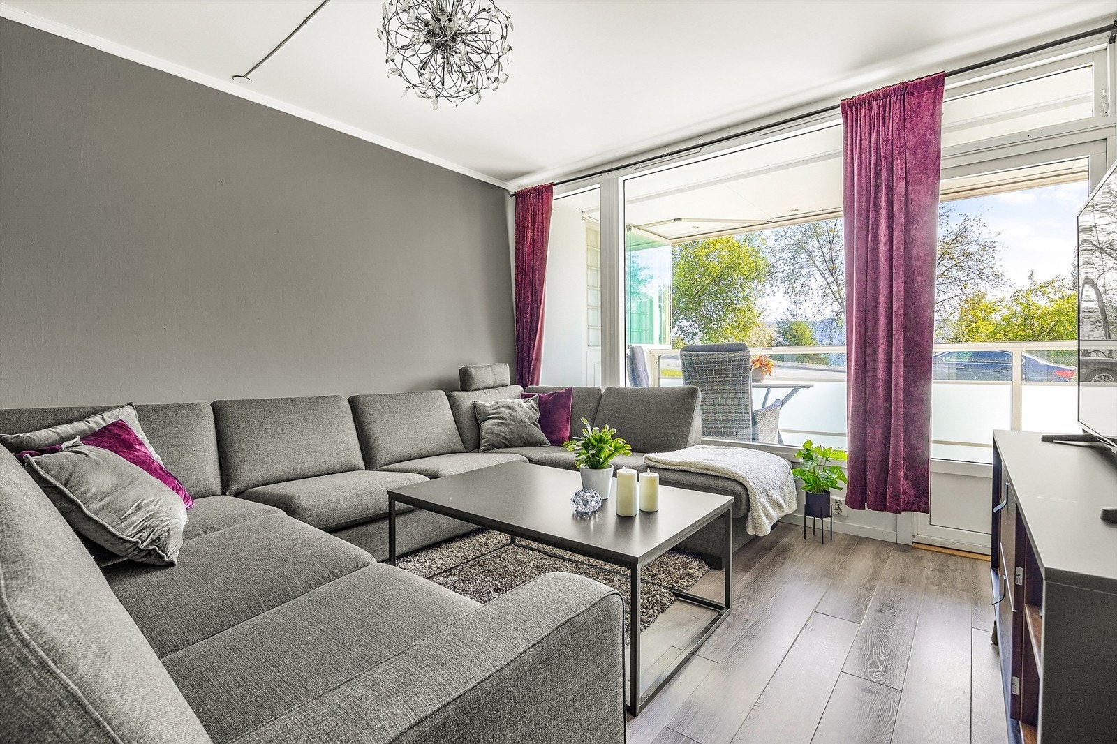 Laminat på gulv, malt tapet på vegger og malt himling.Foto: Stine Prøitz Jørgensen Galleribilde