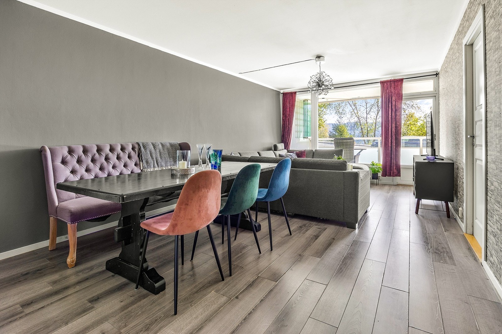 Stue med delvis åpen løsning mot kjøkkenet Galleribilde