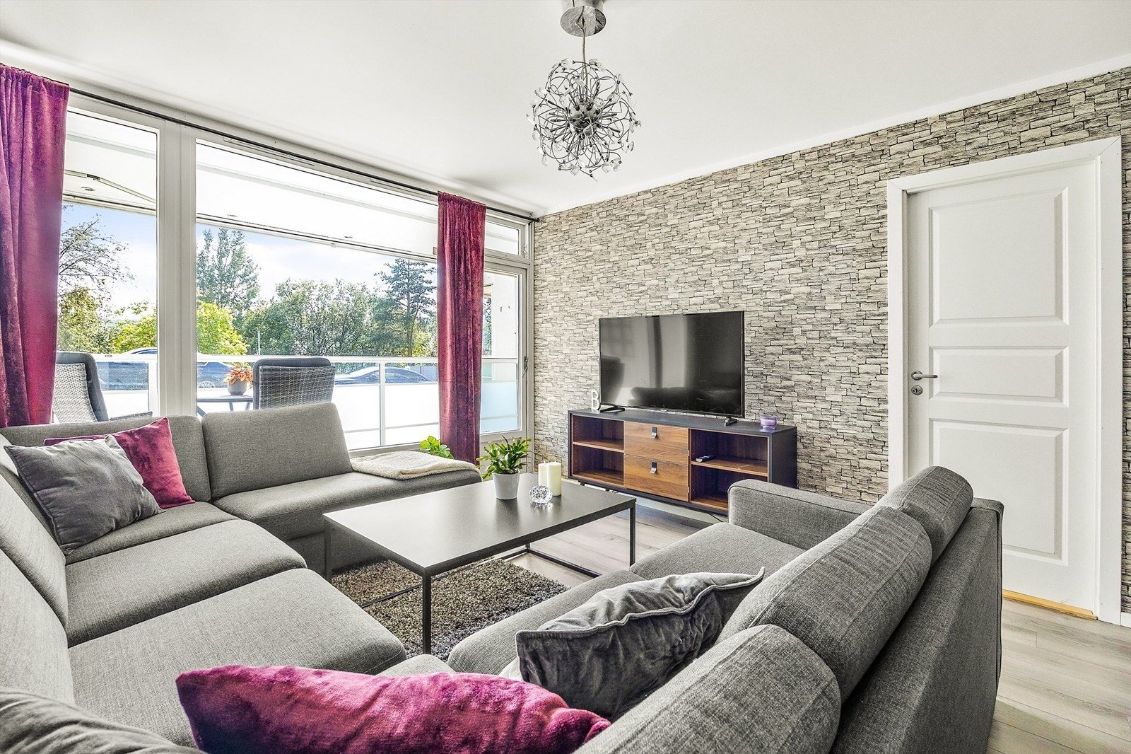 Lys stue med utgang til innglasset balkong - En fin forlengelse av rommet Galleribilde