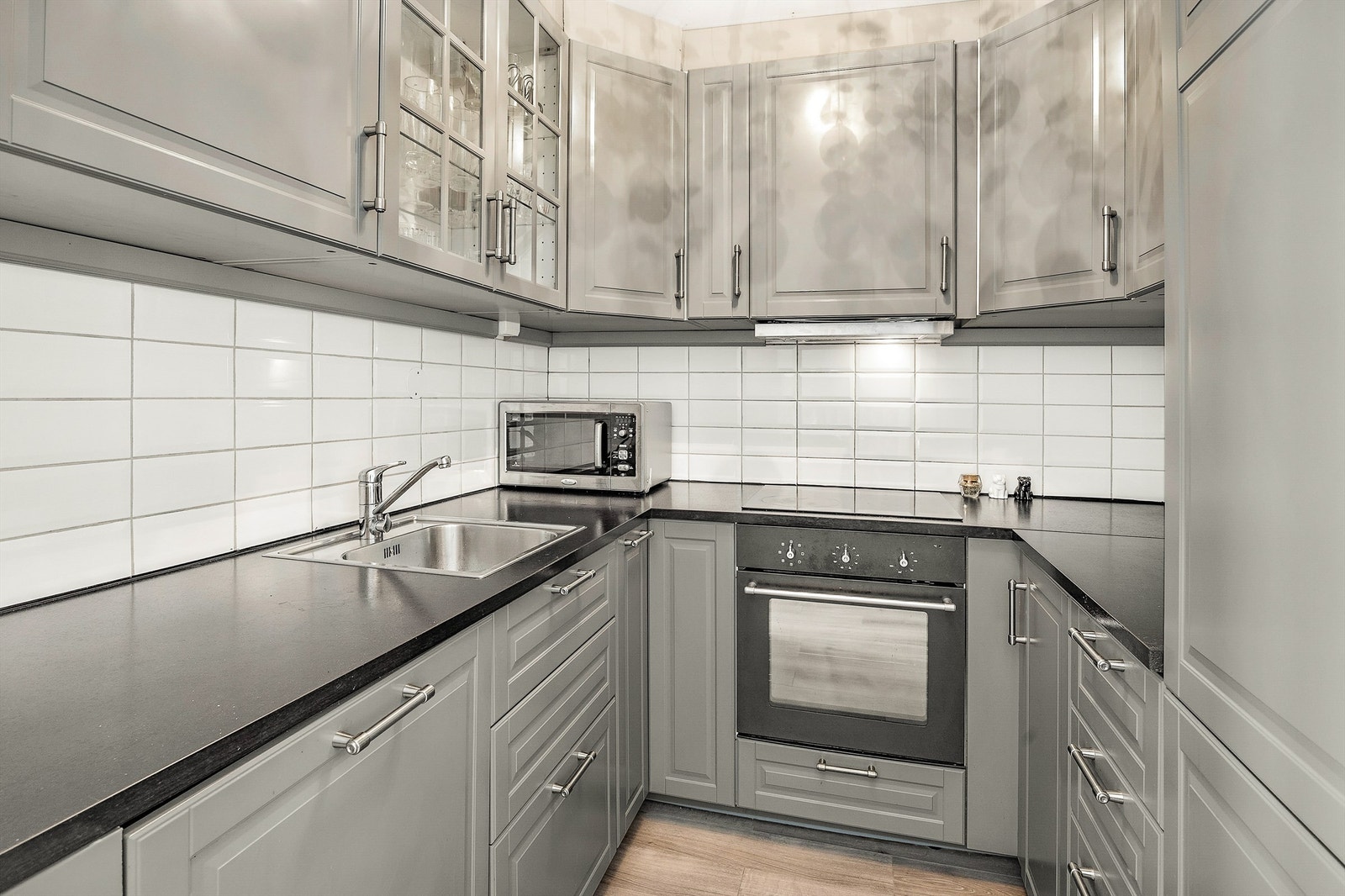 Over- og underskap samt vitrineskap i grå utførelse Galleribilde