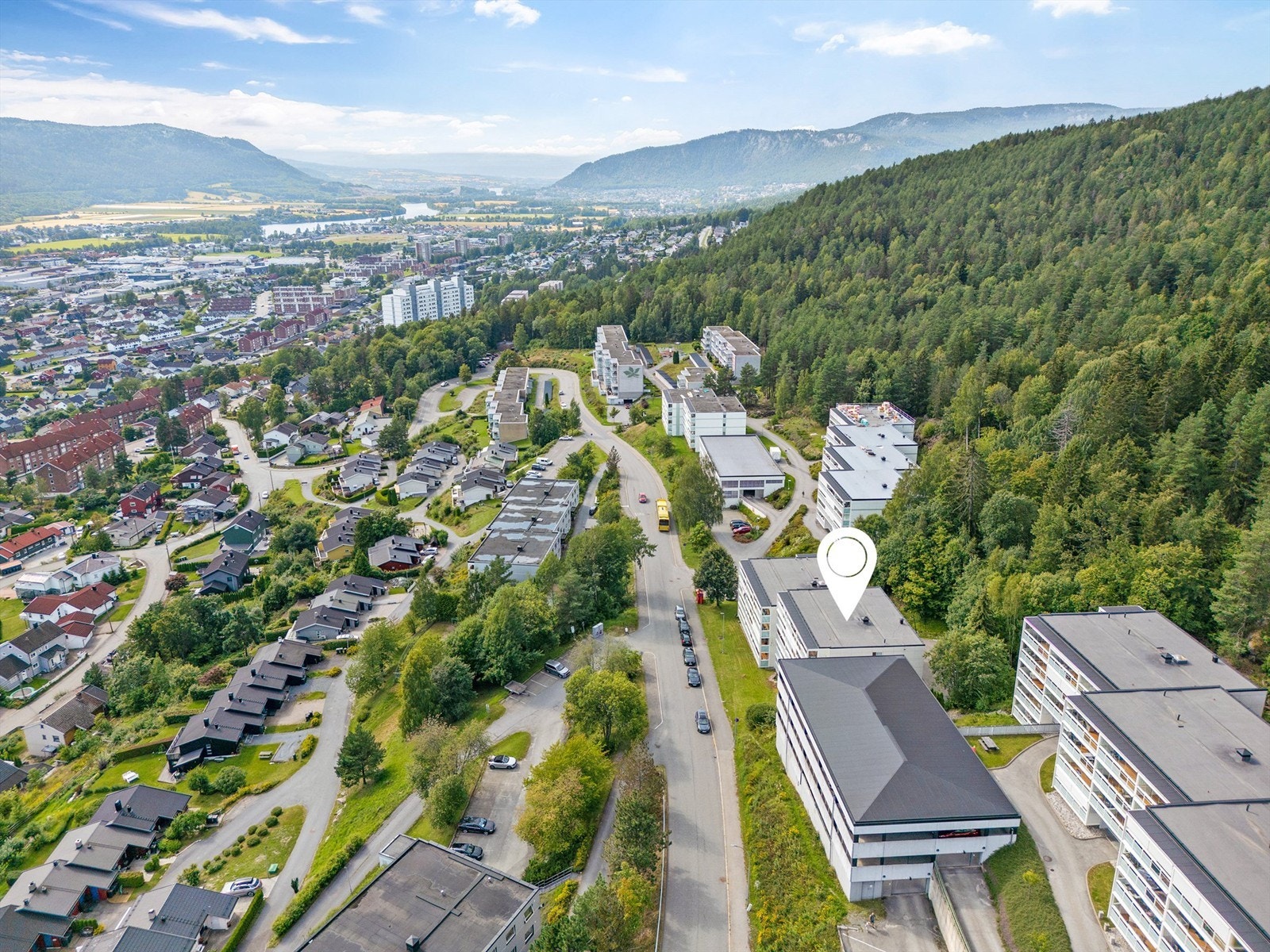 Boligblokken er beliggende i høyden på Åssiden Galleribilde