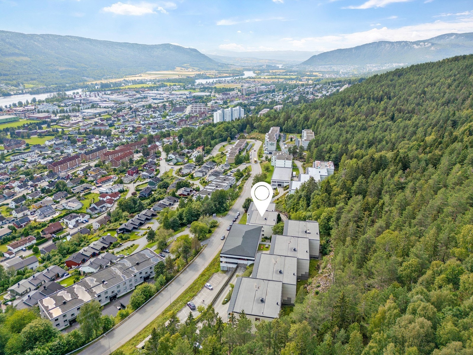 Ca. 10 min kjøreavstand til Drammen sentrum med togstasjon, bussknutepunkt og sentrumsfasiliteter Galleribilde