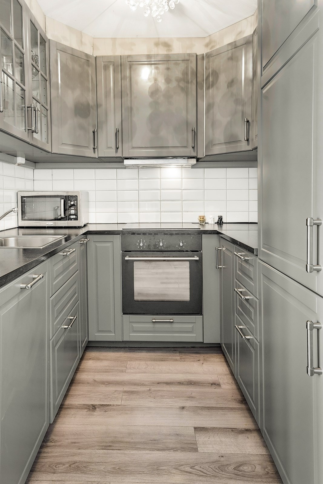 Profilert kjøkkeninnredning med helintegrerte hvitevarer Galleribilde