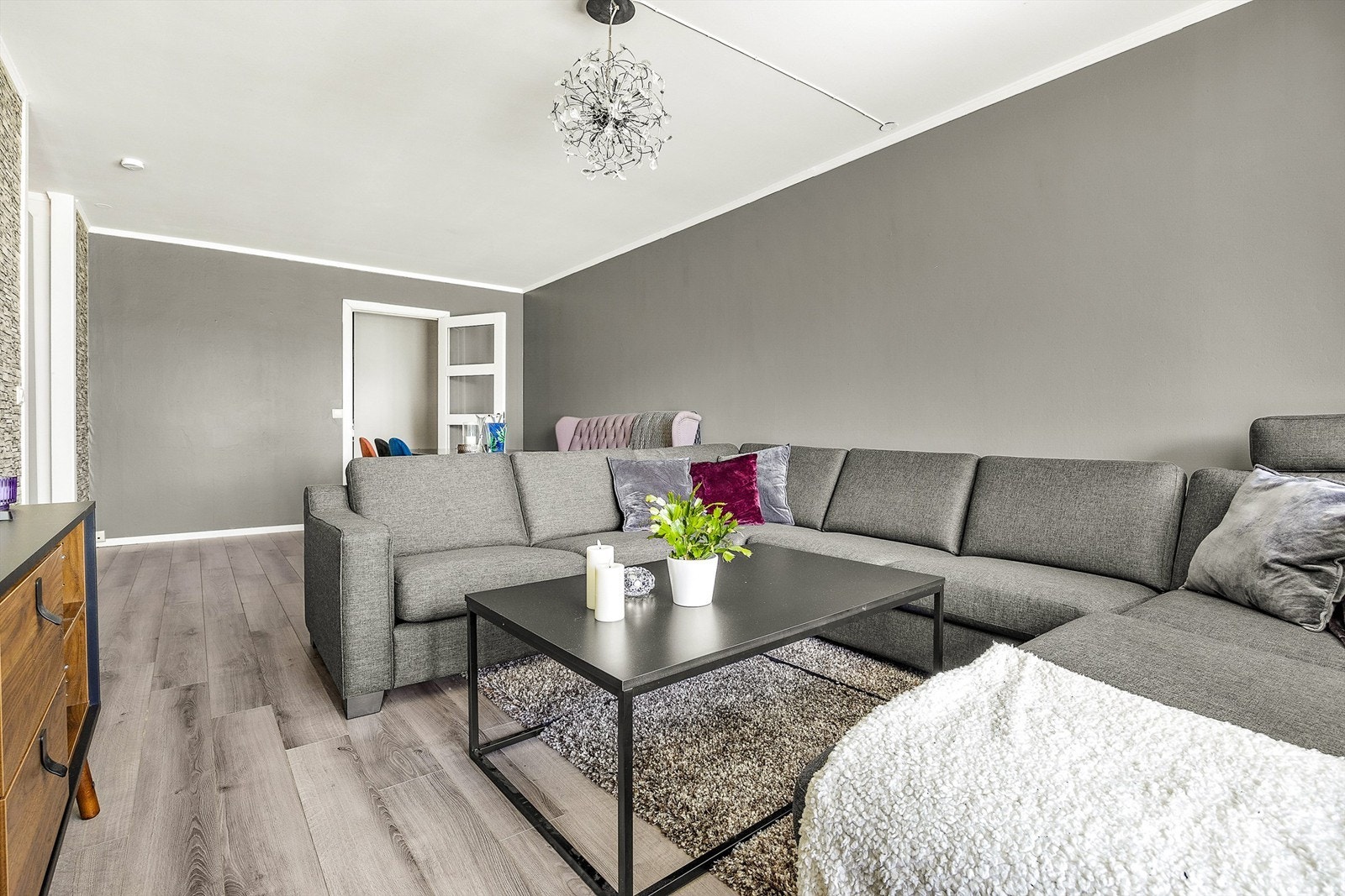 Stue med sofaområde og spiseplass Galleribilde