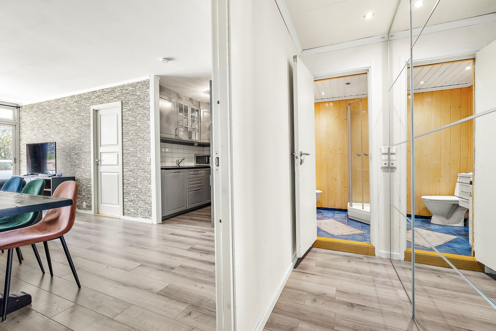 Entré med dørcallinganlegg og skyvedørsgarderobe Galleribilde