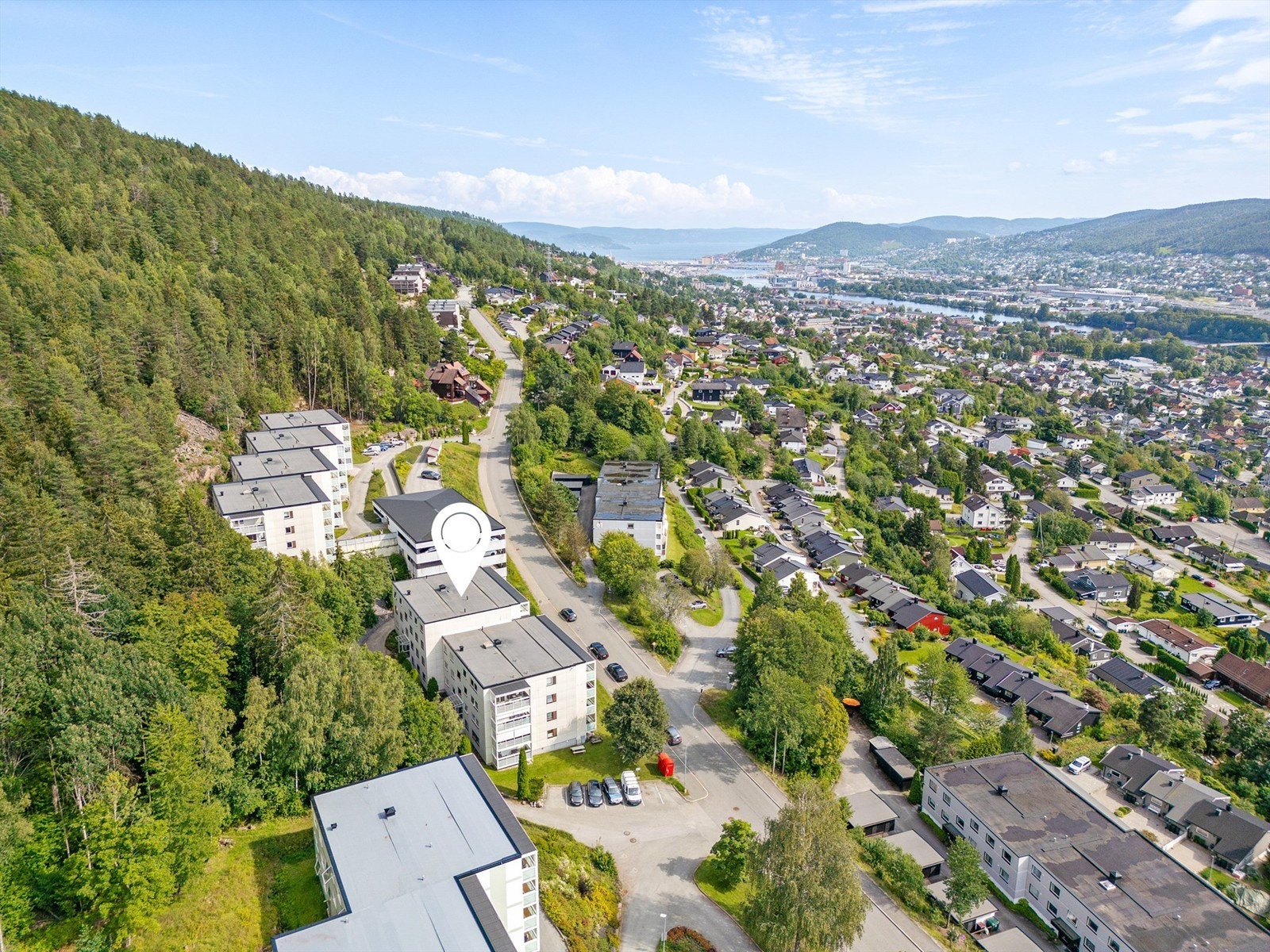 Eiendommen grenser til friområder i bakkant av boligblokkene Galleribilde