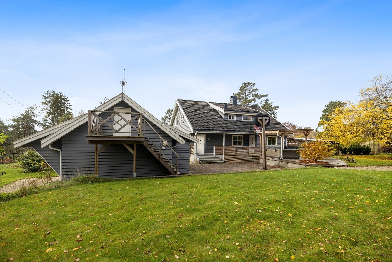 På tomten finner du også ett anneks med stue, kjøkken, bad og soverom som er benyttet til utleie (ikke godkjent/omsøkt til varig opphold). Galleribilde