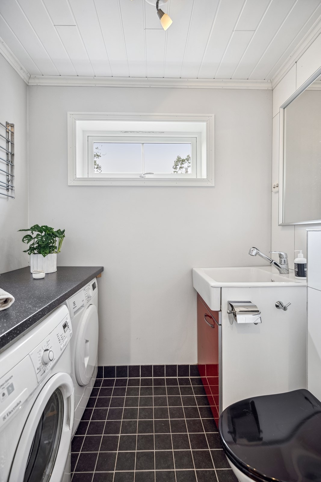 Direkte adkomst til bad/vaskerom fra hallen Galleribilde