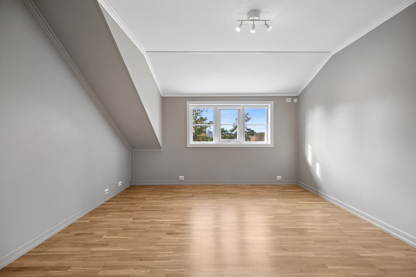 Soverom nr.2 er også av god størrelse og har rikelig med plass til dobbeltseng, nattbord og garderobeløsning Galleribilde