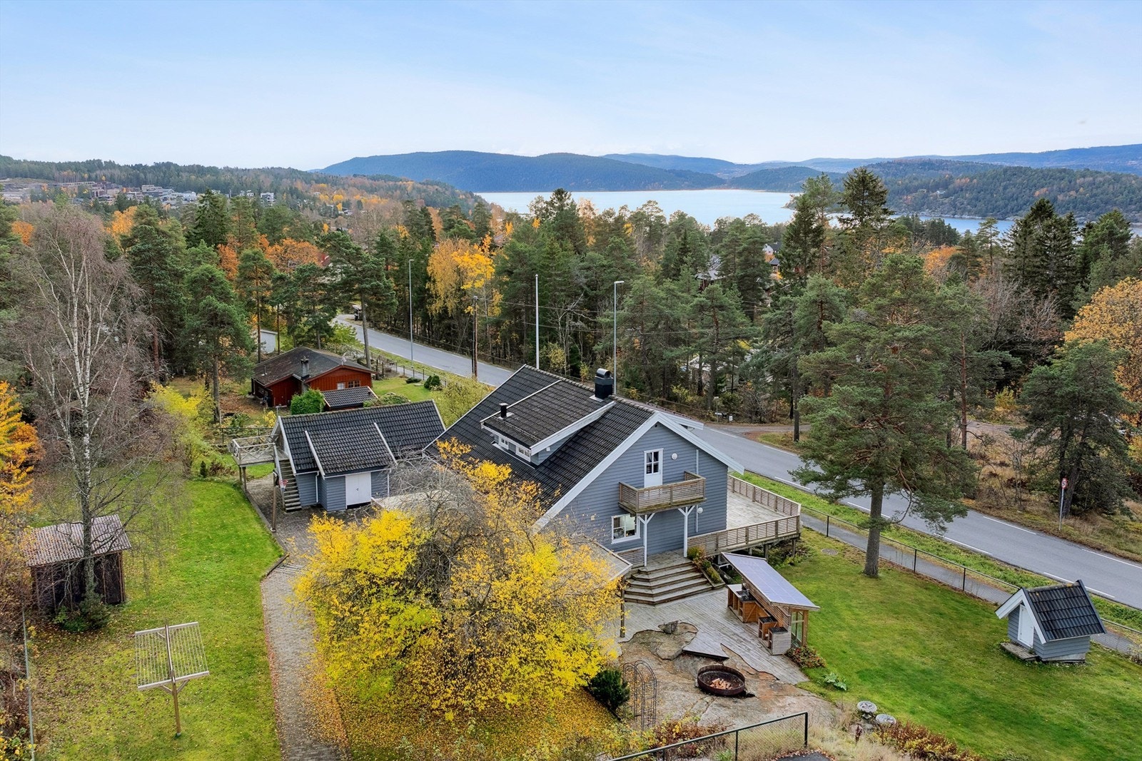 Innholdsrik eiendom med stort tomt beliggende svært sentralt på Fagerstrand Galleribilde