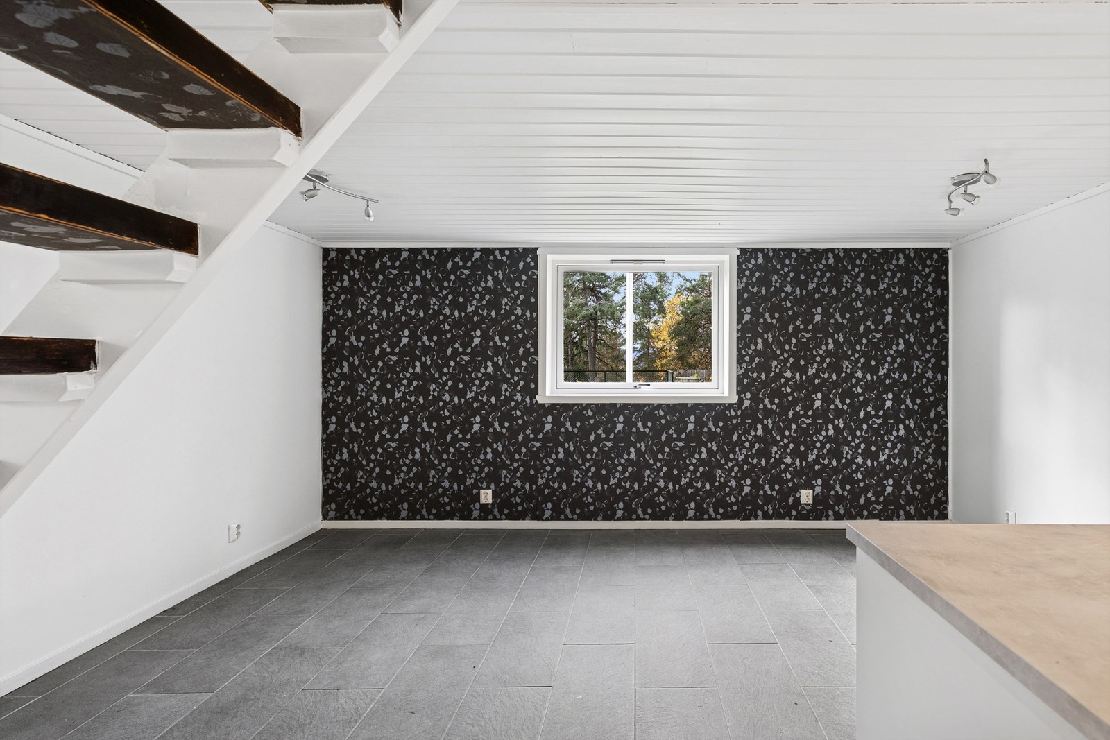 Hyggelig stue med rikelig av plass til sofagruppe og spisebord. Galleribilde