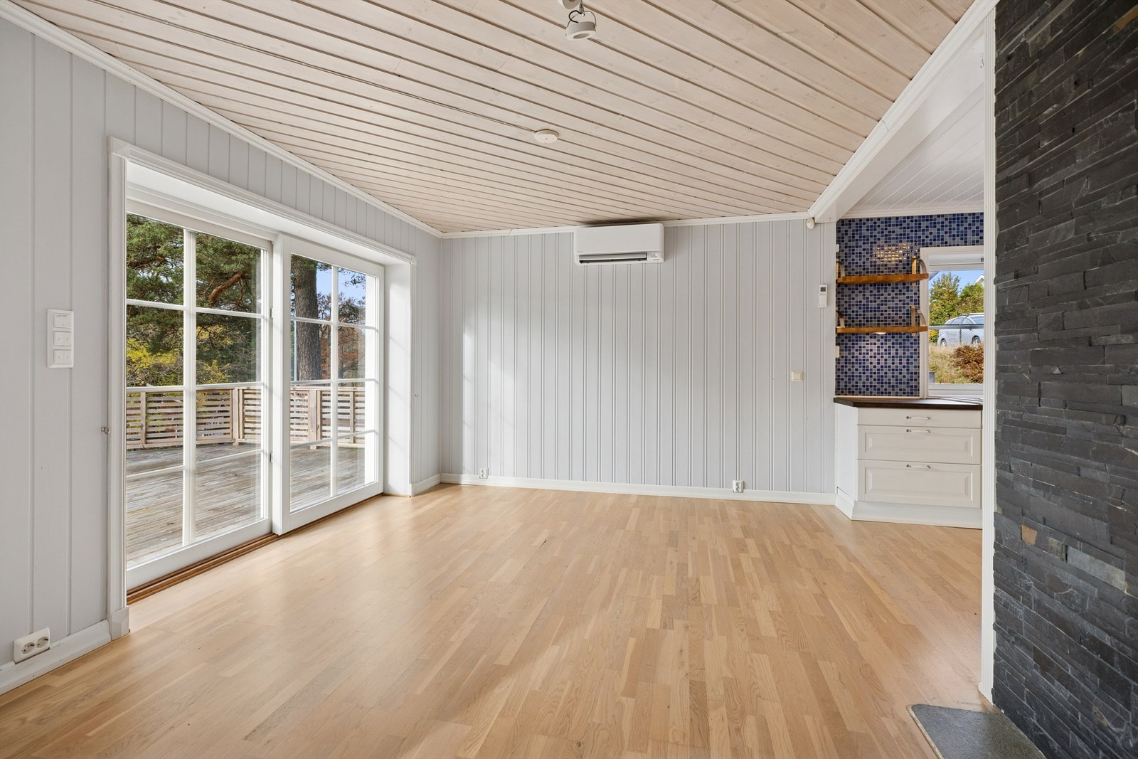 Spisestuen har en sosial tilknytning til kjøkkenet som innbyr til sosialt samvær med familie og venner Galleribilde