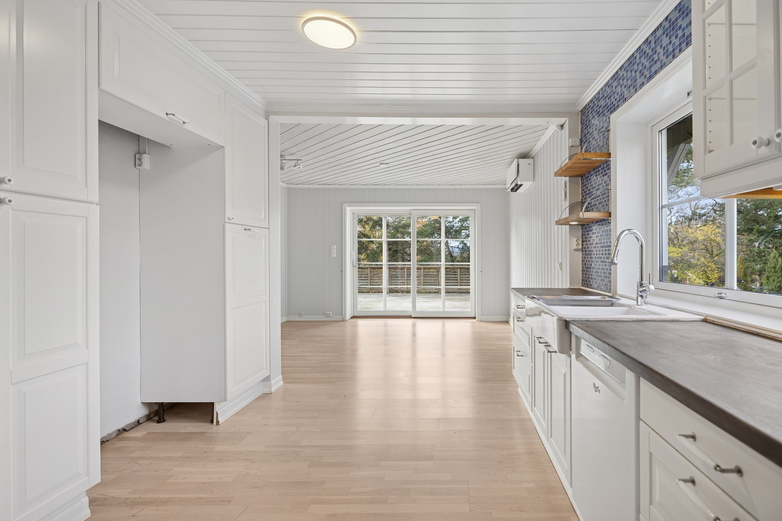 Lyst og innbydende kjøkken i tidløs stil med god oppbevaringsplass, med direkte adkomst til spisestuen. Galleribilde