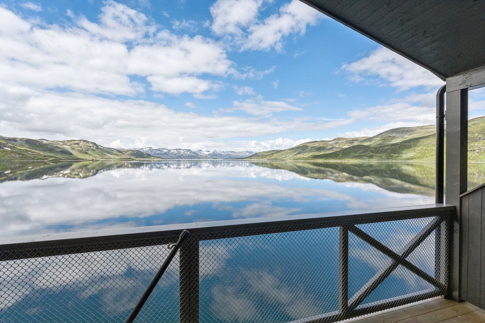 Fantastisk beliggenhet med utsikt utover Tyinvannet og med Jotunheimen mot nord. Galleribilde