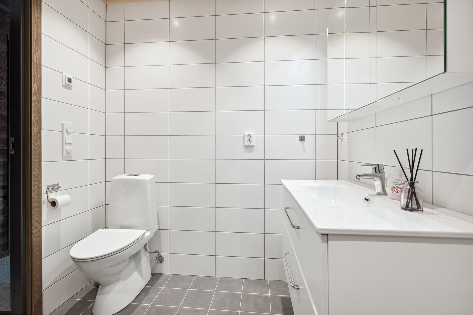 Bad har flislagte vegger, og gulv med varmekabler. Galleribilde