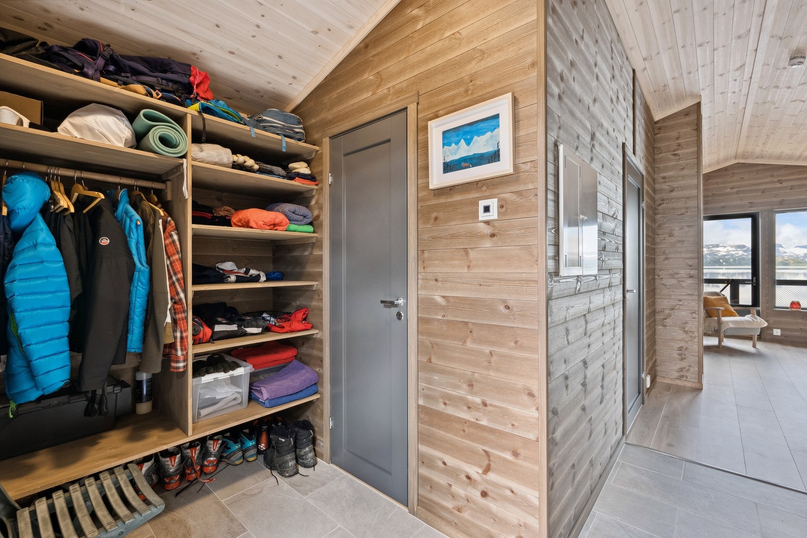Entré med godt med garderobeplass, og tilgang praktisk bod. Galleribilde