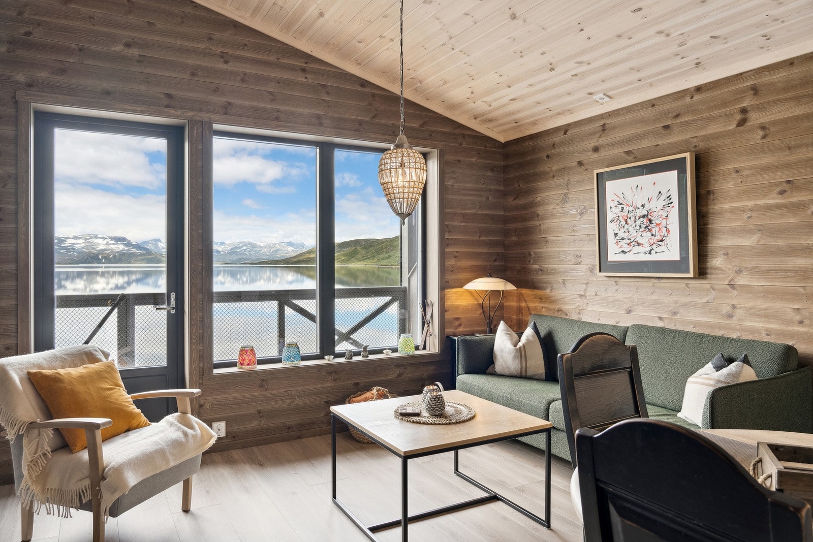 De panelte, beisede overflatene gir en lun og koselig atmosfære. Utsikten er det ingenting å si på! Galleribilde