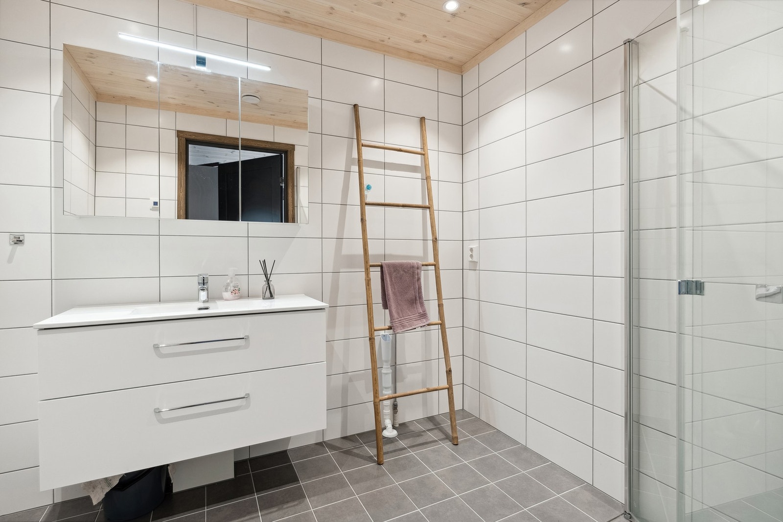 Toalett, innredning med helstøpt servantplate, dusjnisje med glassvegger, samt opplegg for vaskemaskin. Galleribilde