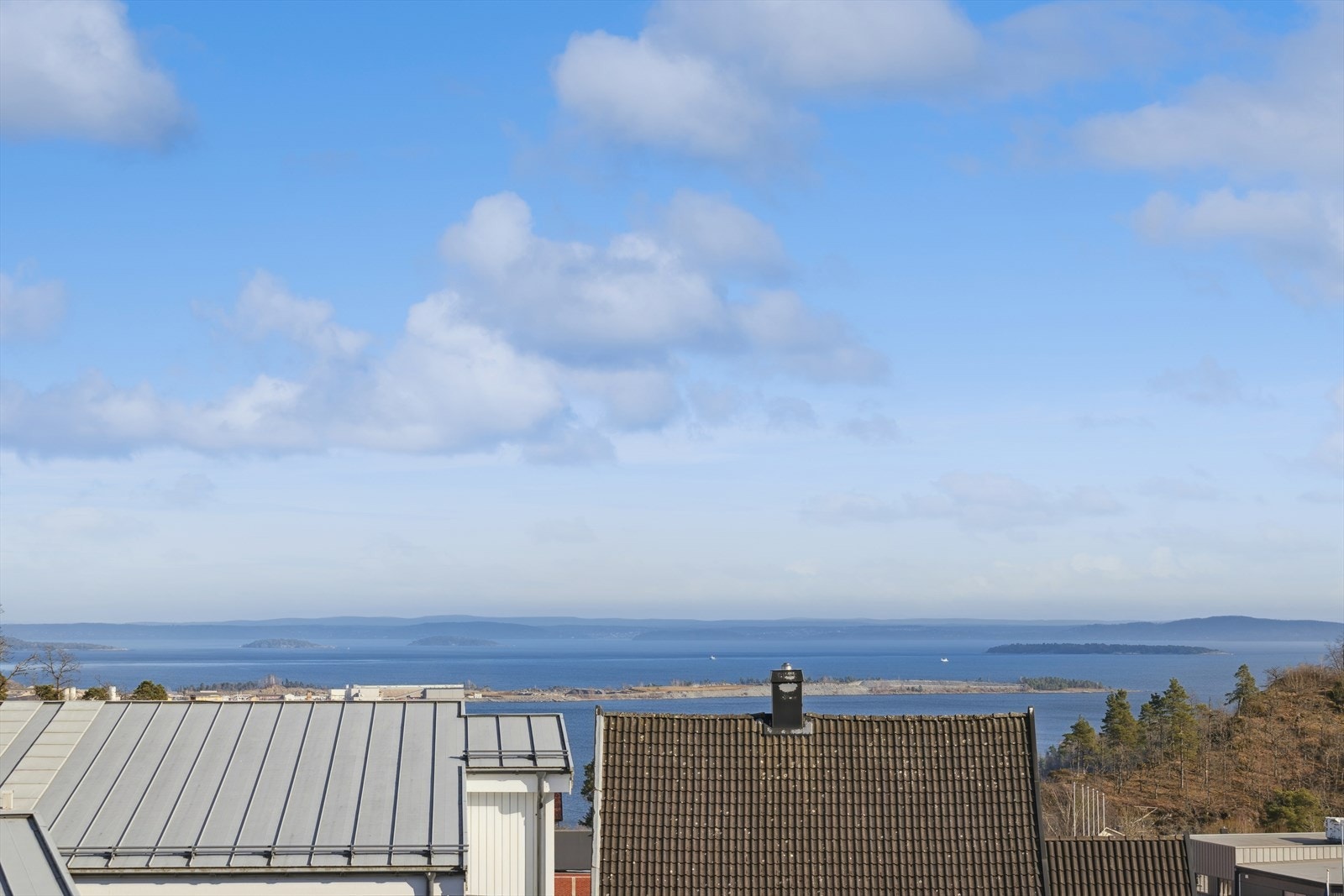 Utsikt utover Oslofjorden tatt fra loftstuen. Galleribilde