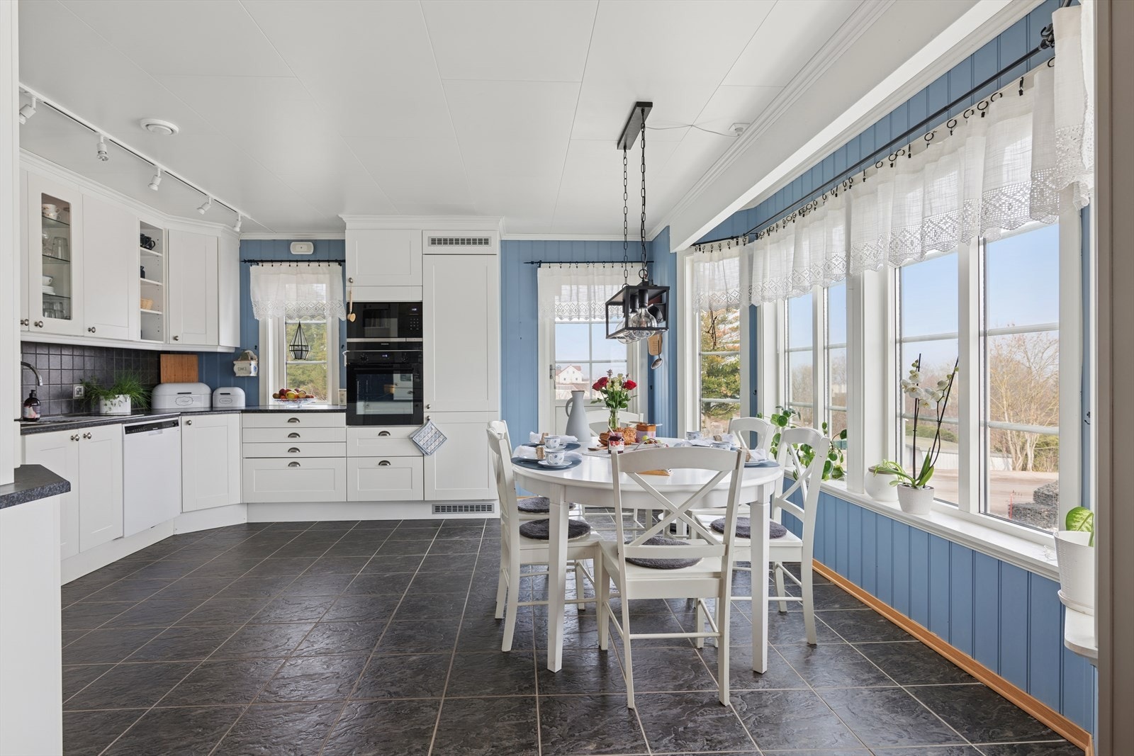 Fra stuen kommen man inn i en delvis åpen stue/kjøkken løsning. Galleribilde