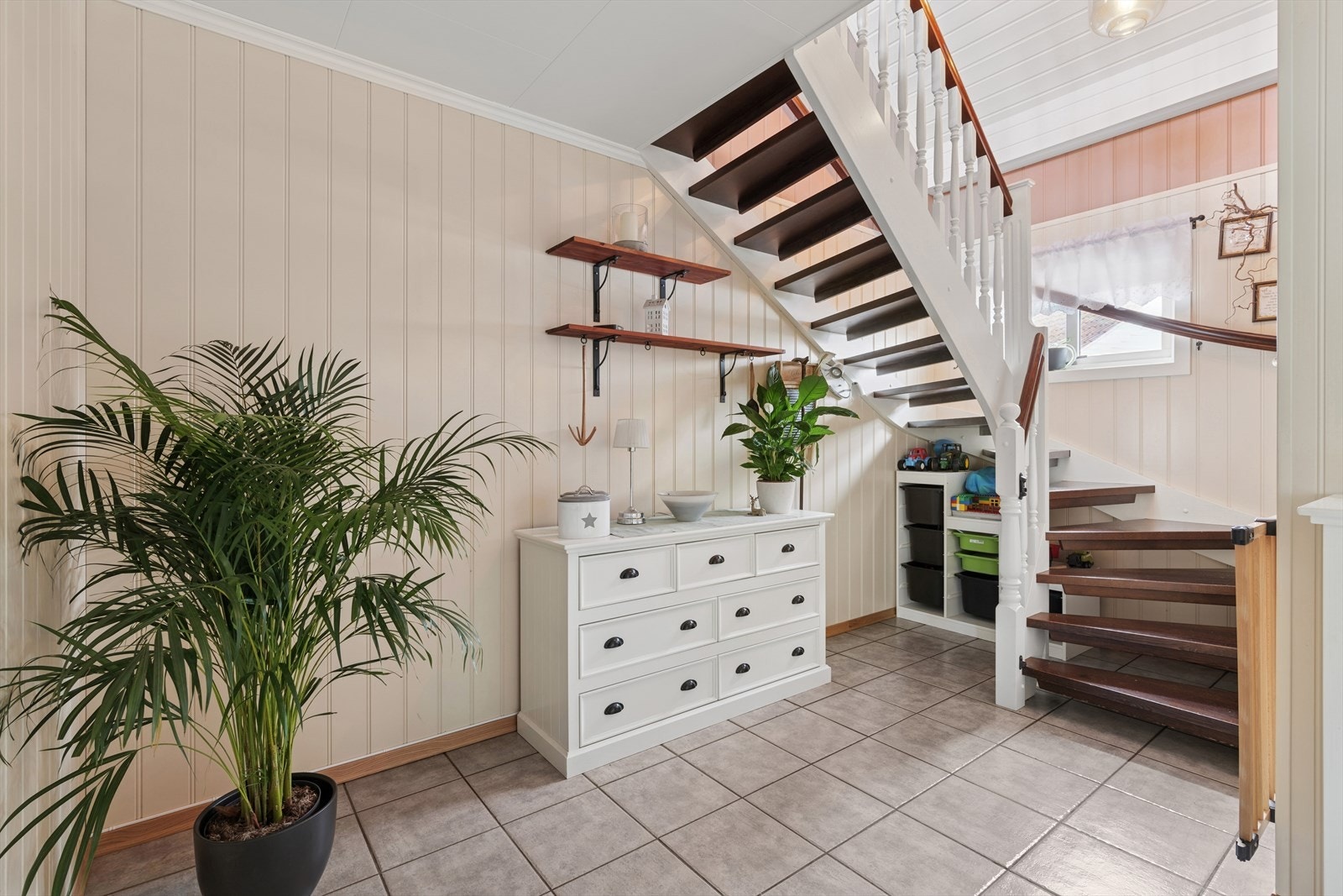 Fra hallen går veien videre opp i 2 etasje. Galleribilde