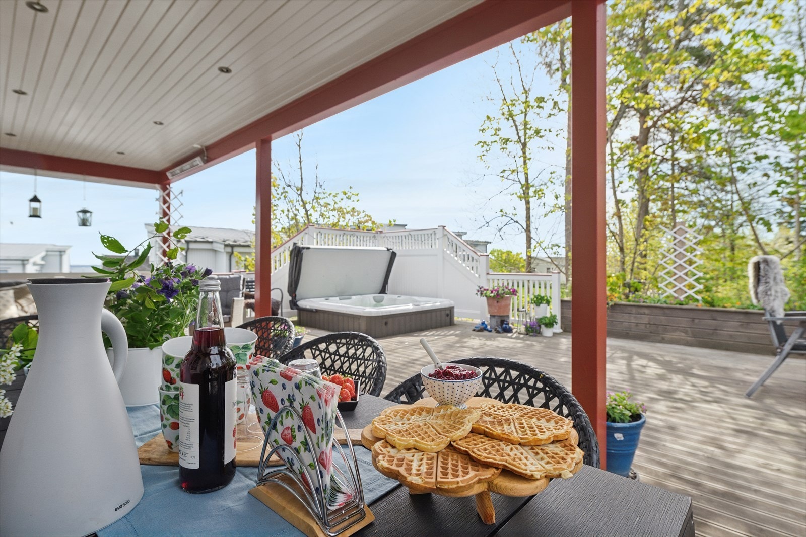 Her kan en nyte lange sommerdager, med rikelig plass for utemøblement, grill og annet en måtte ønske. Galleribilde