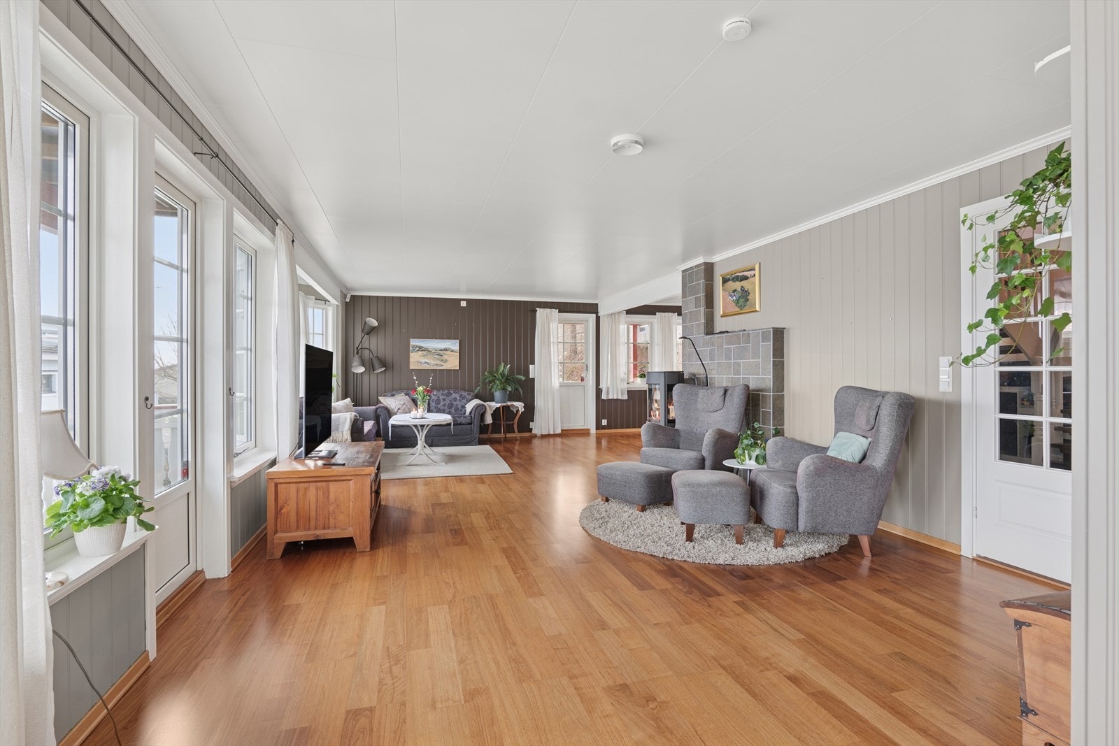 Rommet har store vinduer som gir godt med naturlig lys. Galleribilde