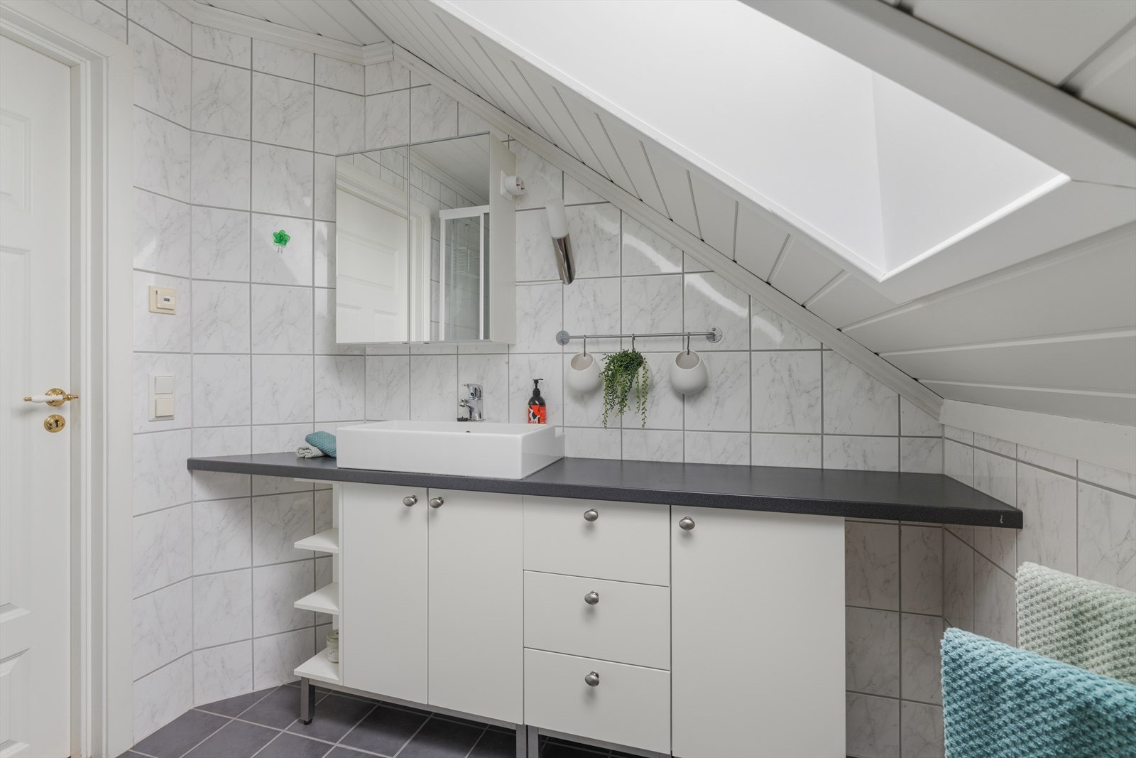 Badet i 2. etasje har flislagte gulv av betong med varmekabler, sluk av plast, flislagte vegger og MDF-panel i himlingen. Galleribilde