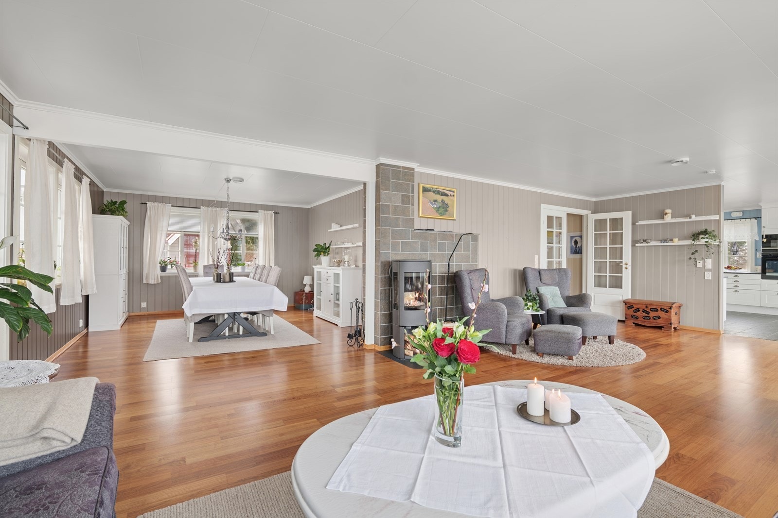 Stuen har plass til både stue- og spisestuemøbler, med mulighet til å innrede etter eget ønske. Galleribilde