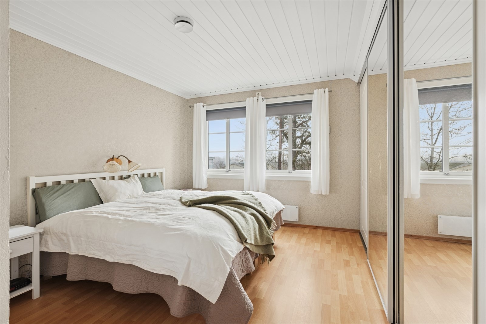 Hovedsoverommet er romslig med mye garderobeplass, og to vinduer som gir godt med naturlig lys. Galleribilde