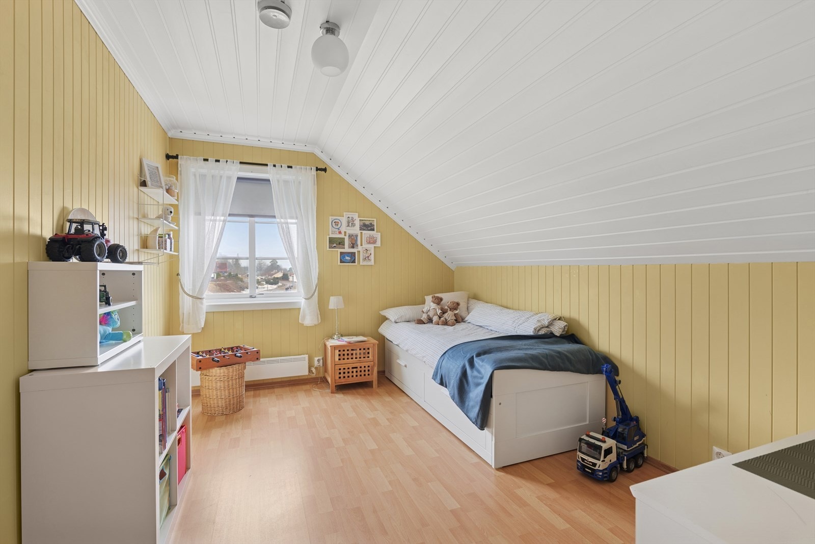 Soverom nummer 2 og 3 er noe mindre, men har fortsatt god plass til både sovemøbler og garderobeløsninger m.m. Galleribilde