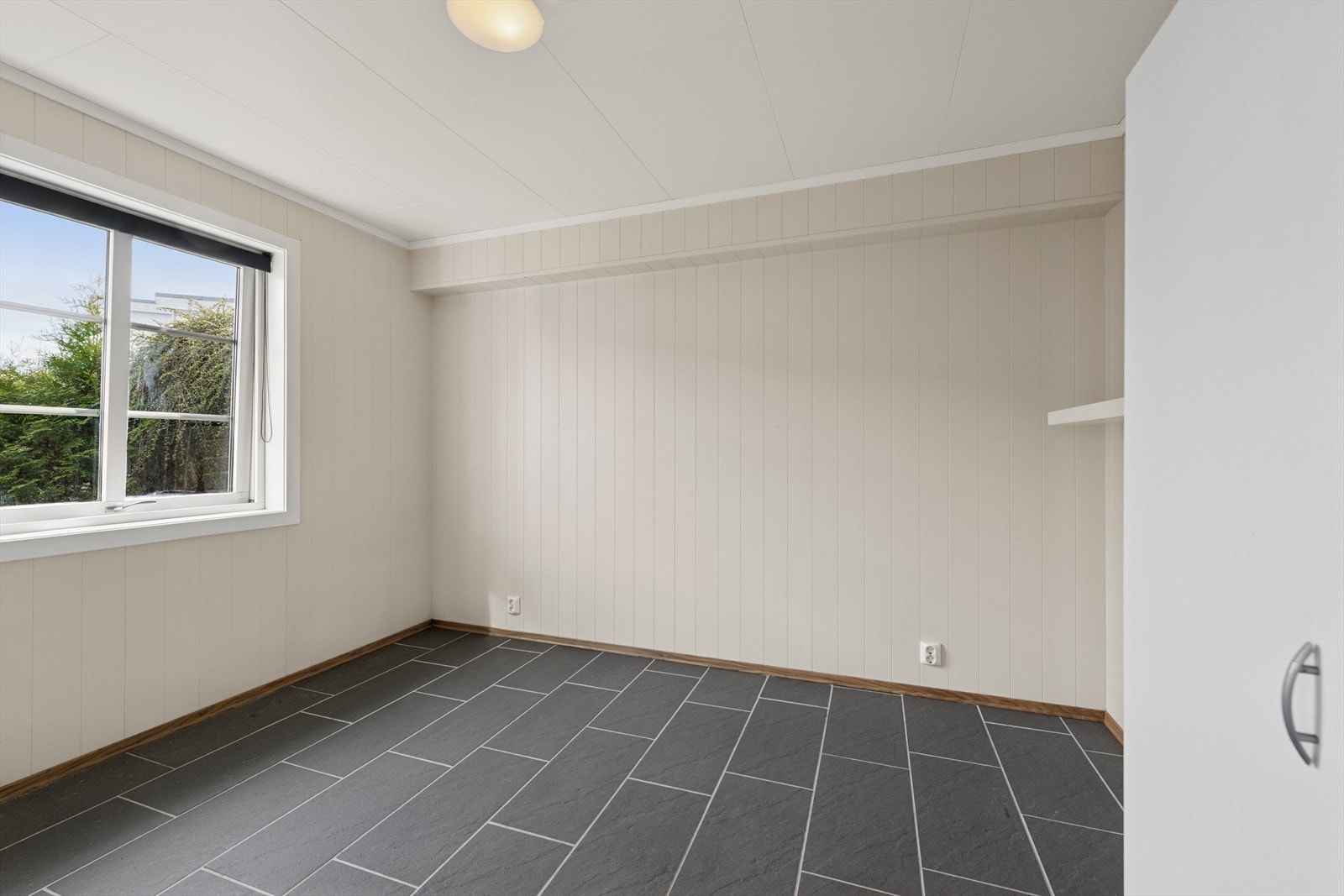 Hovedsoverommet har god plass til dobbeltseng og har et montert garderobeskap med dører. Galleribilde