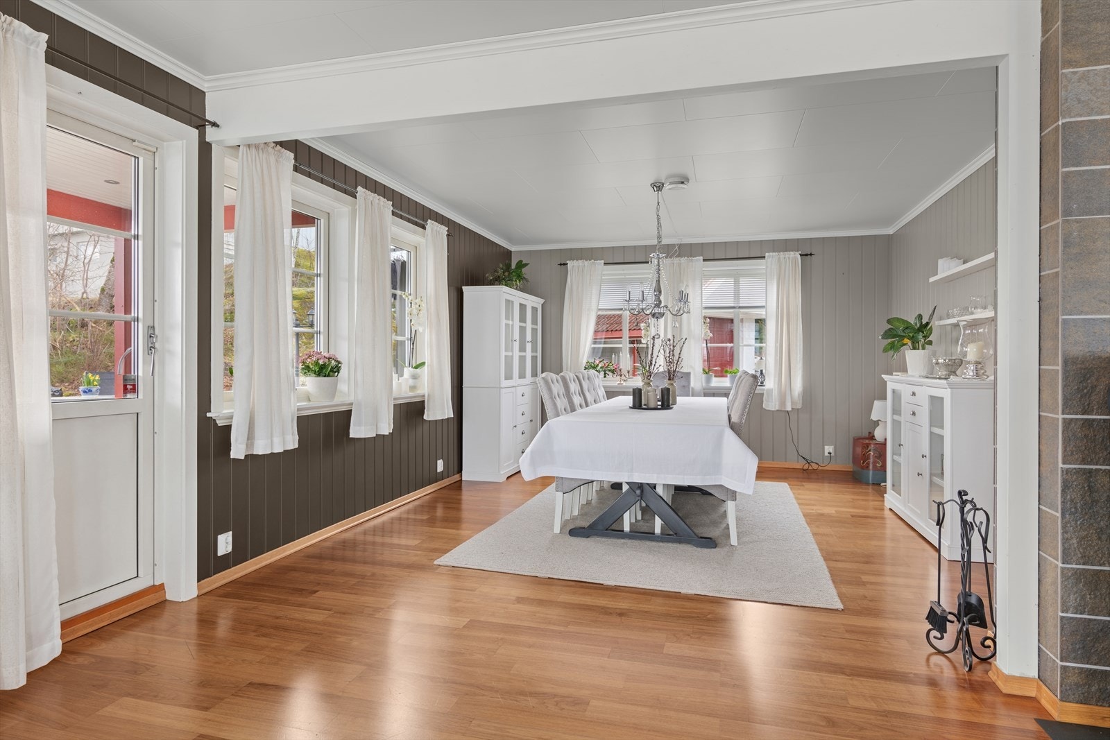 Fra stuen har en videre tilgang til en sydvendt, stor, og solrik terrasse. Galleribilde