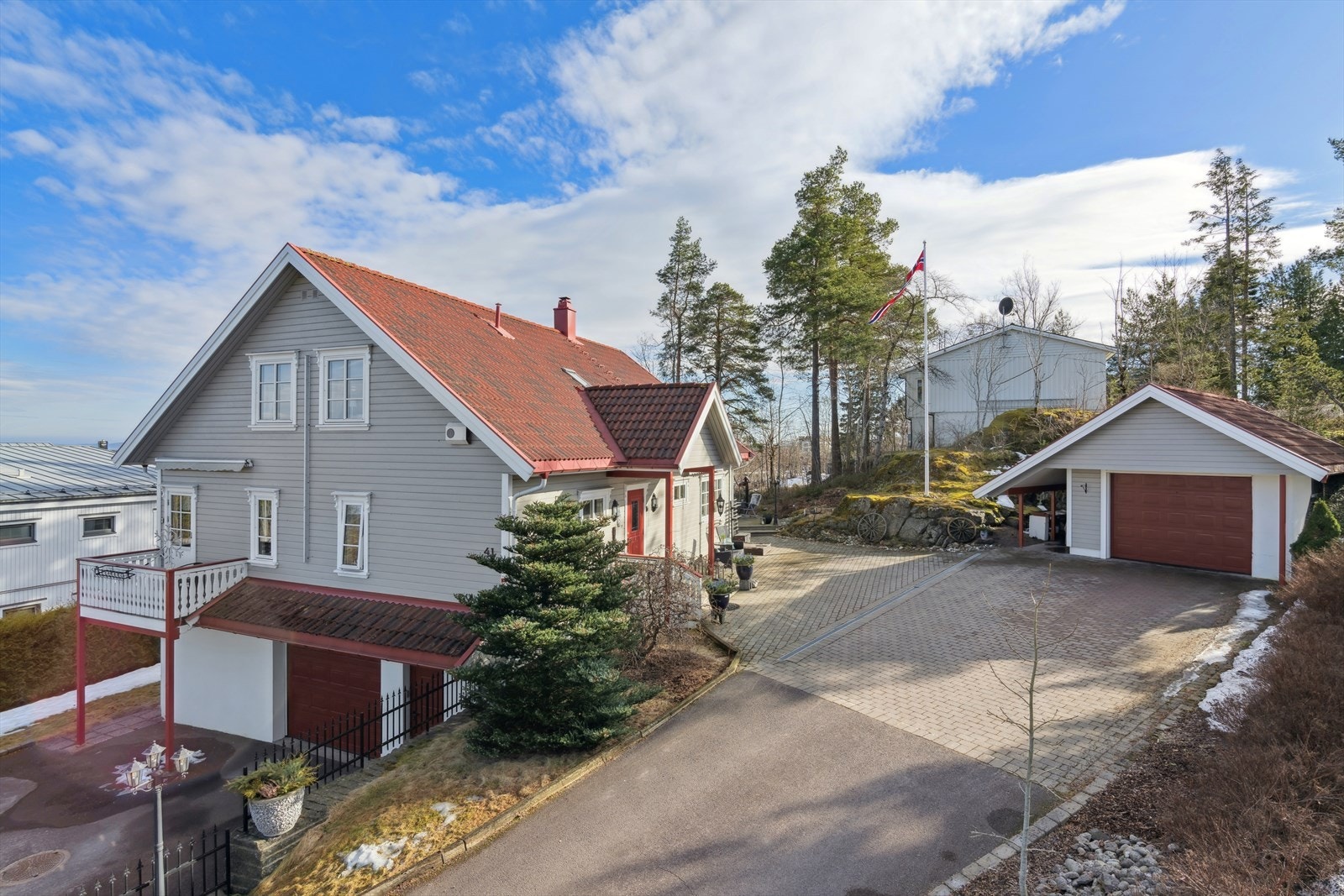 Boligen har to garasjer. Den ene er integrert i underetasjen og har mulighet for elbillading. Den andre er en frittstående bygning som kan brukes til ekstra oppbevaring. Begge garasjene har god plass til å parkere en bil i hver. Galleribilde