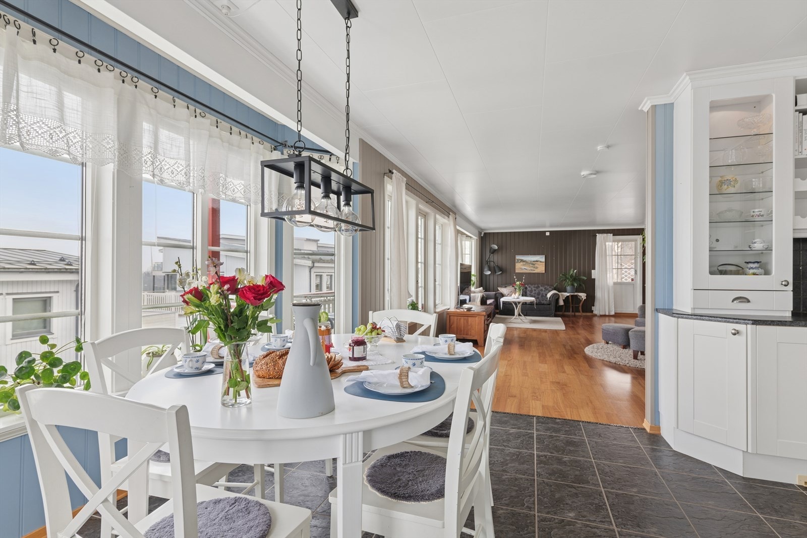 Her kan hobbykokken lage mat på kjøkkenet samtidig som gjestene underholdes. Galleribilde