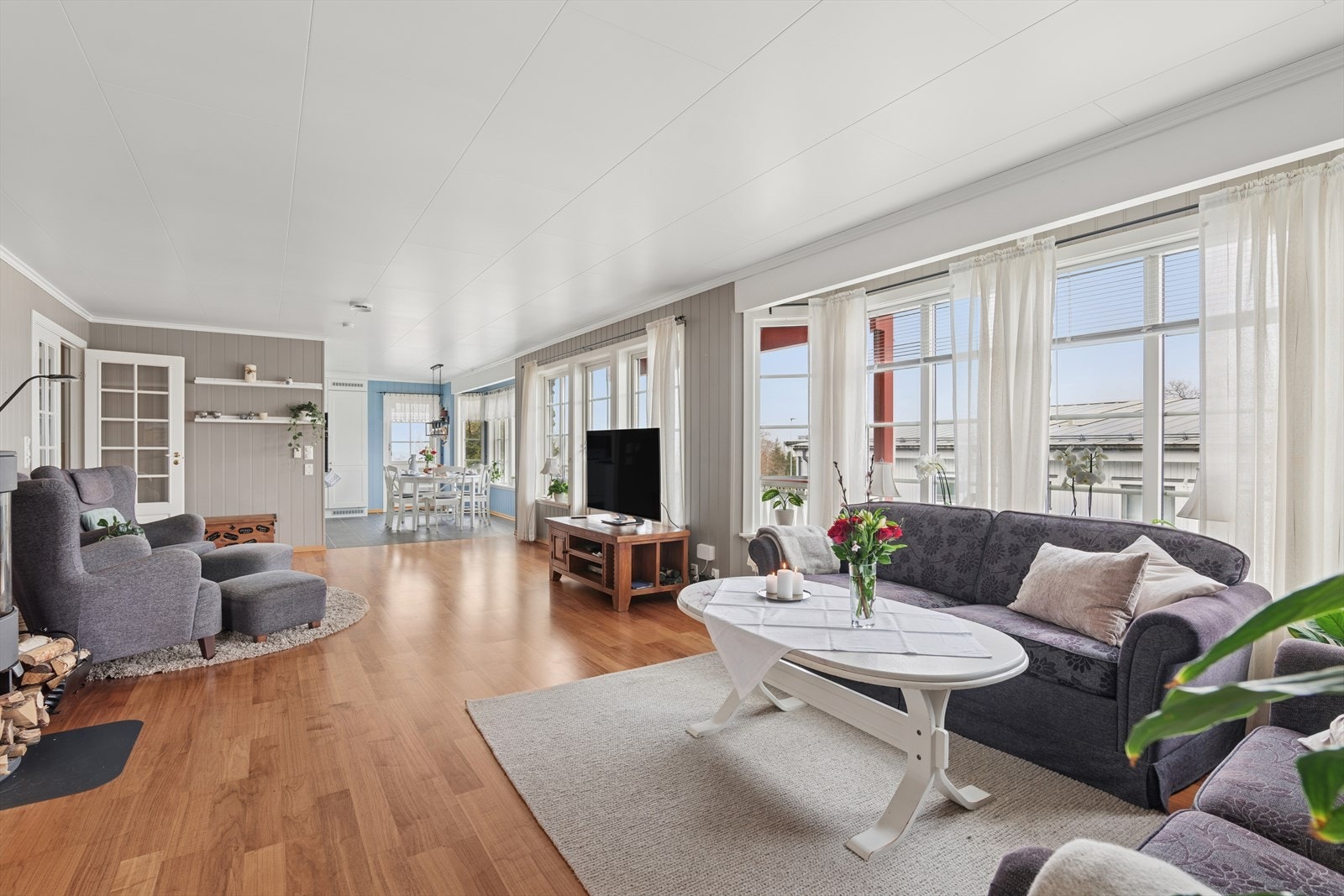 Stuen har en innbydende planløsning med store vindusflater som gir godt med naturlig lys. Galleribilde