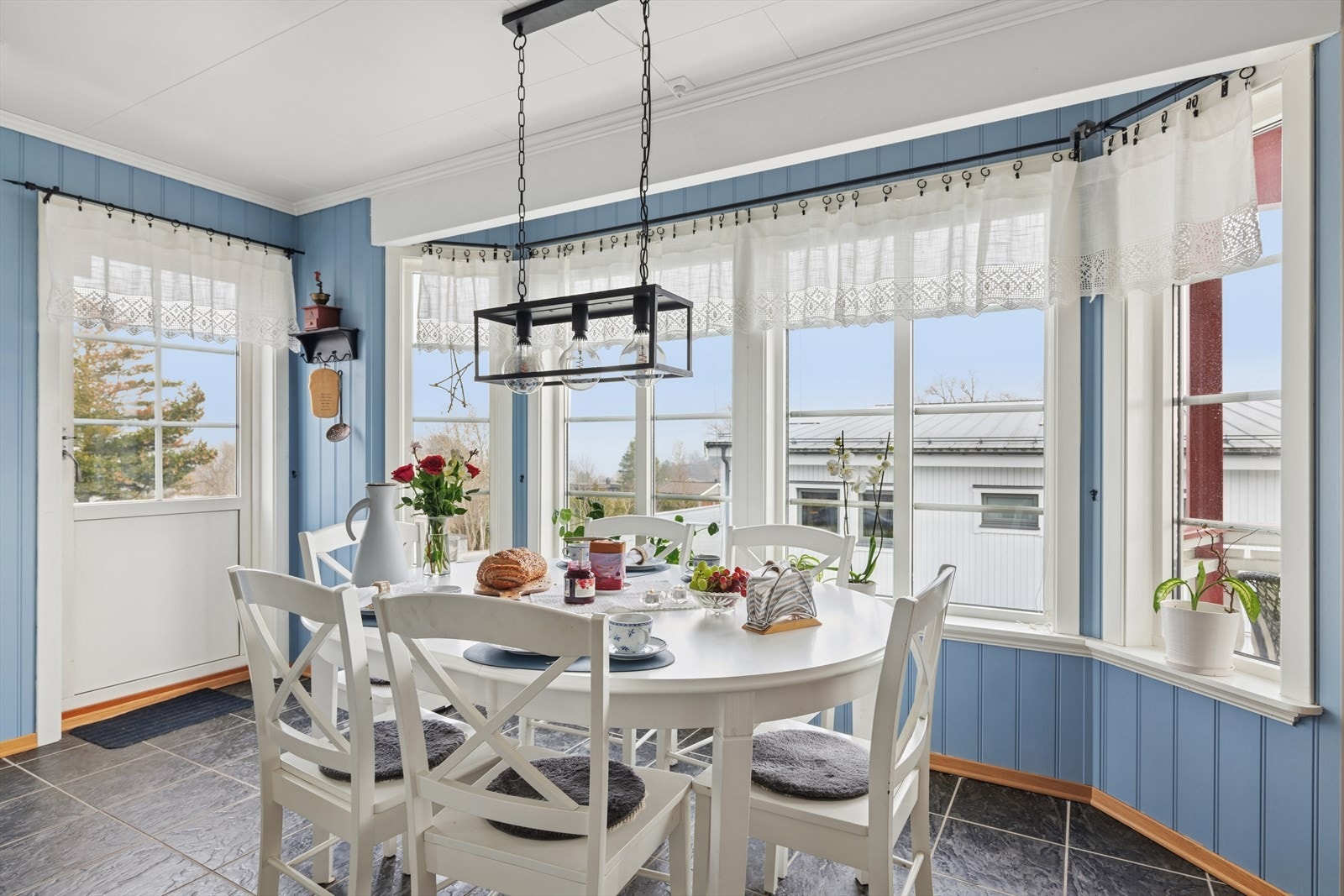 Store vindusflater gir rikelig med lysinnslipp, og gjør kjøkkenet til det perfekte sted for å nyte et hjemmelaget måltid. Galleribilde